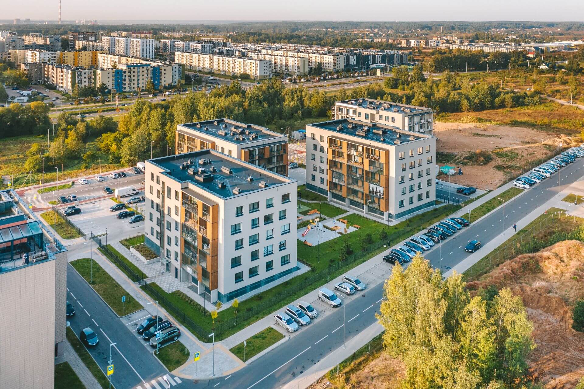 Modernus daugiabučių kvartalas iš paukščio skrydžio